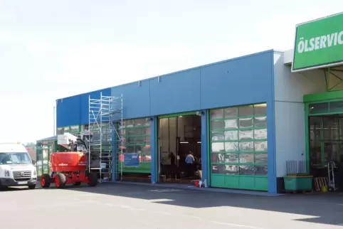 Das Globus-Reifencenter in der Saarpfalz-Straße wird auch optisch zu Pitstop – von grün-orange zu königsblau. 