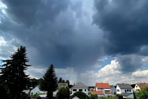 Auch über Dudenhofen sind am Mittwochnachmittag dunkle Wolken zu sehen. 