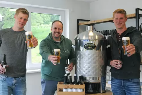Die Wachenheimer Bierbrauer zeigen ihr Pfalzbier: Patrick Räch, Marc Steffen und Stephan Räch (v.l.). 