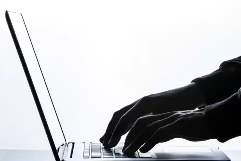 Betroffene hätten E-Mails von ihnen bekannten Absendern erhalten, die einen Link mit Schadsoftware enthielten.