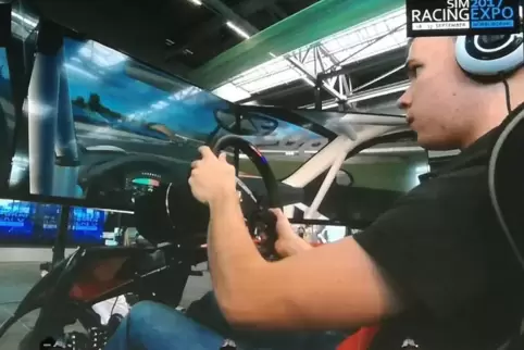 Philipp Rotzal dreht am Simulator seine Runden. Mit dem Team des MC Haßloch wurde er Zweiter in der Zweiten Liga.