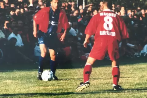 Weingarten gegen den FCK, Sahin Pita mit Martin Wagner. Das Freundschaftsspiel war 1998. 