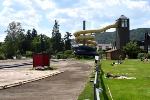 Weil man noch auf den Rollrasen wartet, ist die Liegewiese des Salinariums deutlich kleiner als sonst. 