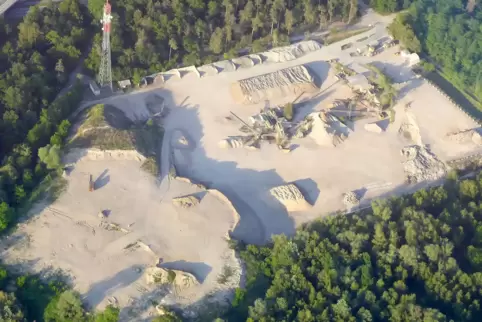 Im Stadtwald: Recycling-Anlage, bei der das Material lagert. Im Stadtwald: Recycling-Anlage, bei der das Material lagert.