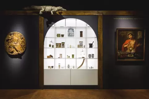 Blick in den Ausstellungsraum, der sich dem Apothekenwesen, was sich im Mittelalter ausprägt, widmet.