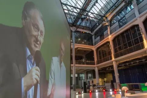 Auf Abstand zur Nahgesellschaft: Peter Weibel, künstlerischer Vorstand des Karlsruher Zentrums für Kunst und Medientechnologie. Auf Abstand zur Nahgesellschaft: Peter Weibel, künstlerischer Vorstand des Karlsruher Zentrums für Kunst und Medientechnologie.