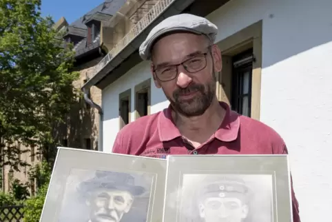 Burgverwalter Andreas Rauch mit den Bildern der Nagelschmiede Peter (links) und Adam Klemm. Im Keller des „Haus Schamarie“ wurde