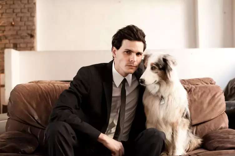 Warten auf den Kinostart von „Schattenstunde“: Benjamin Martins und sein Hund Müsli. 
