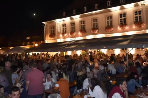 Dichtes Gedränge gab es im vergangenen Jahr beim Jahrmarkt auf dem Dirmsteiner Schlossplatz. 