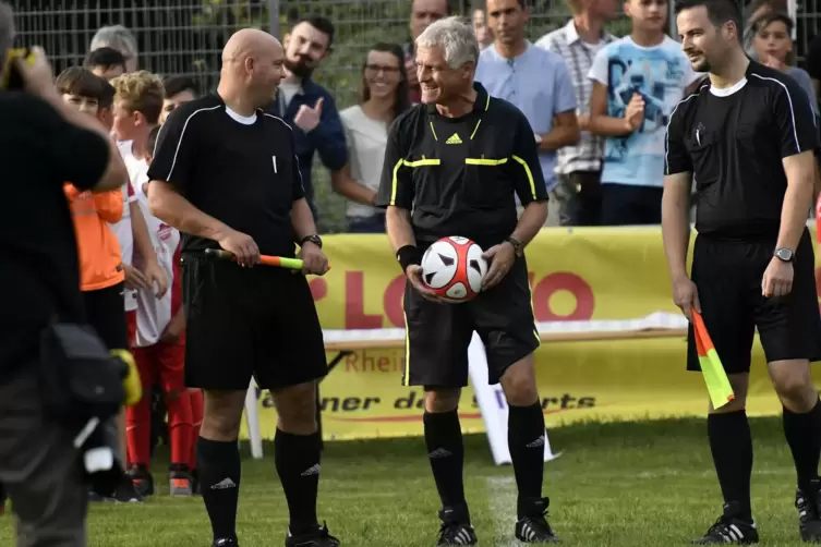 Ältere Schiedsrichter – hier der aus Frankenthal stammende frühere Bundesliga-Referee Roland Schäfer (Mitte) – gehören zur Risik
