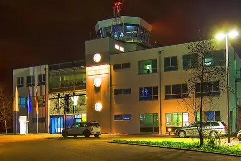 Sieht seine Zukunft im hellen Licht: Flugplatz Speyer. Das Foto zeigt das Towergebäude.