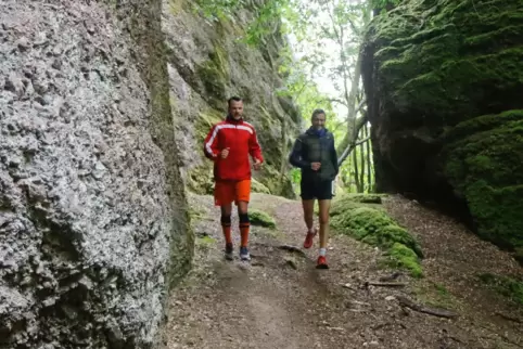Zwischen den Felsen: Fabian Schmitt (rechts) und Roland Schreiber laufen durch die Schlucht am Waldparkplatz. 