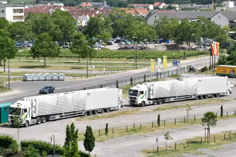 Auf zwei Lastwagen liegen Teile des 350 Tonnen schweren Fahrgeschäfts. 