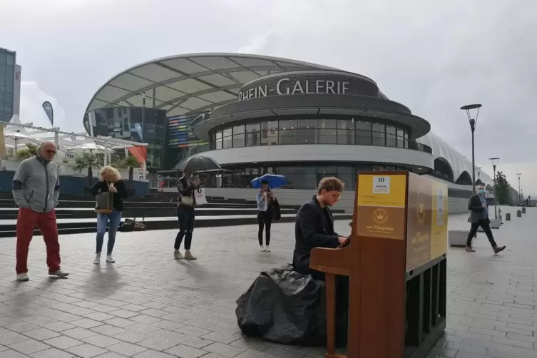 Vielleicht zieht das Klavier noch unters Dach der Galerie.