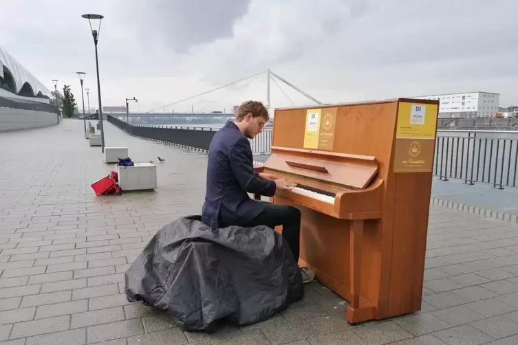 B&uuml;hne mit Aussicht f&uuml;r den Pianisten Niklas Blumenthaler. 