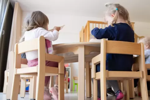 In einem Kindergarten gibt es einen Corona-Fall. 
