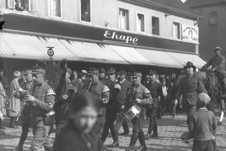 Den Grundstein zum Warenhauskonzern Kaufhalle legte 1925 der deutsch-j&uuml;dische Kaufmann Leonhard Tietz. Er gr&uuml;ndete 1925 in K&ouml;ln 