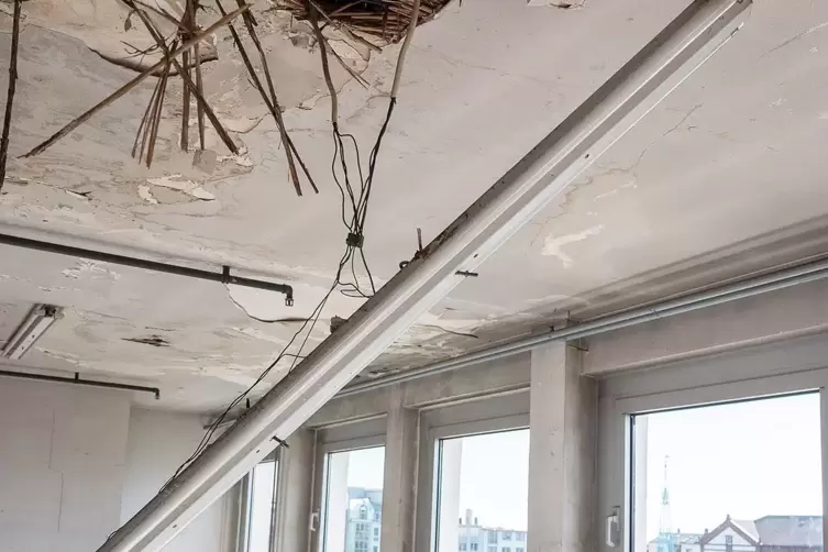 Im Obergeschoss ist die marode Bausubstanz erkennbar.