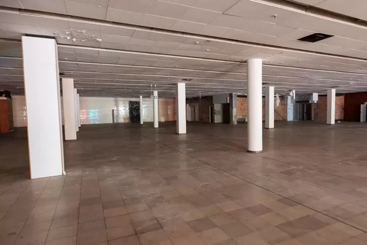 Wo fr&uuml;her Waren standen, herrscht heute nur noch g&auml;hnende Leere.