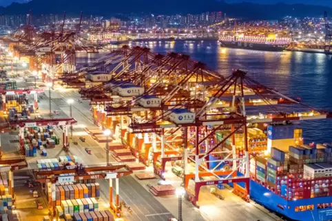 Die Ausfuhren sind für China besonders wichtig, um die Corona-Krise zu meistern: im Bild der nächtlich beleuchtete Containerterm