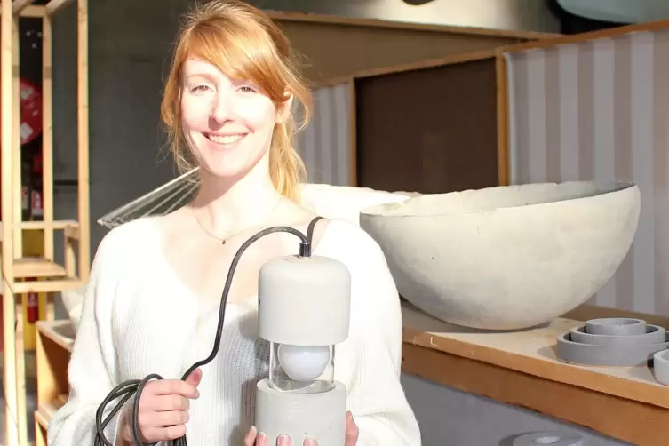 Designerin Jennifer Gaspary gestaltet aus Beton Lampenschirme. 