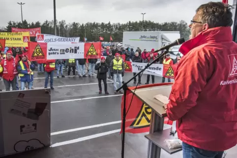 So kennt man die IG Metall: kämpferisch vorm Werkstor. Im Frühjahr 2018 war das noch ohne Abstand und Mundschutz möglich. Vorne 