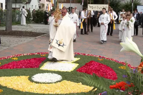 Blumenteppiche gehören in vielen Gemeinden zu Fronleichnam-Prozessionen. 