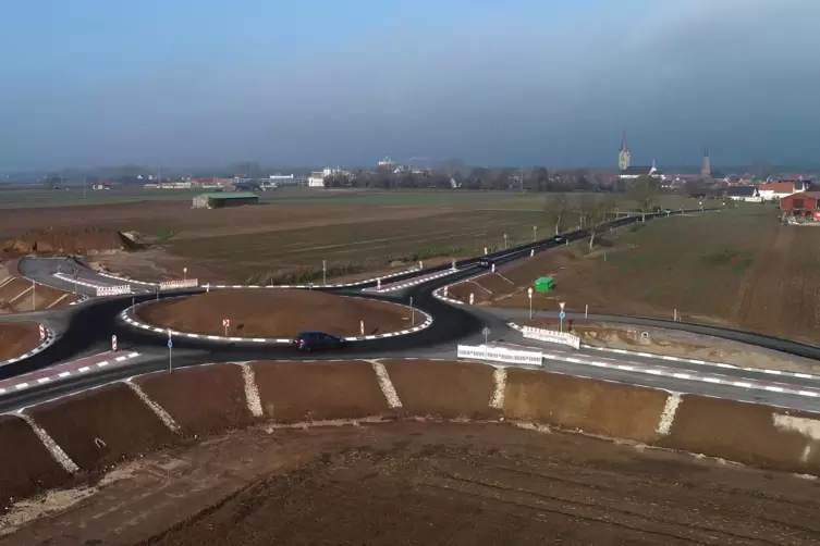 Im Dezember 2018 ist der S&uuml;dumgehungskreisel zwischen Bellheim (oben) und R&uuml;lzheim weitgehend fertig.