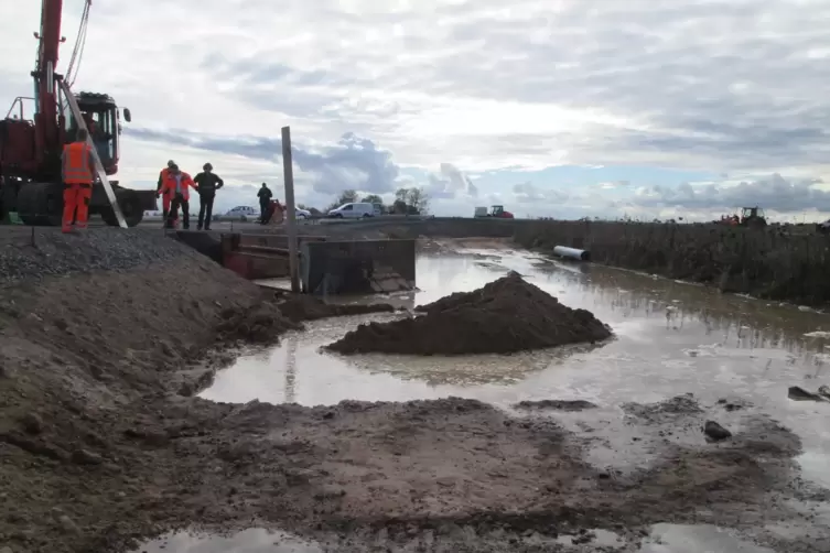 Bei Venedig? Nein, die Baustelle der Bellheimer S&uuml;dumgehung, nachdem Ende 2018 eine Wasserleitung gebrochen war.