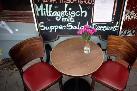 Das Verbot der freien Platzwahl in Gaststätten wird aufgehoben.