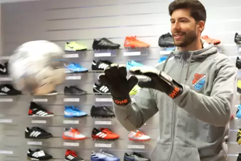 Verschenkt seine Torwart-Handschuhe an RHEINPFALZ-Leser: Torwarttrainer Sascha Rausch.