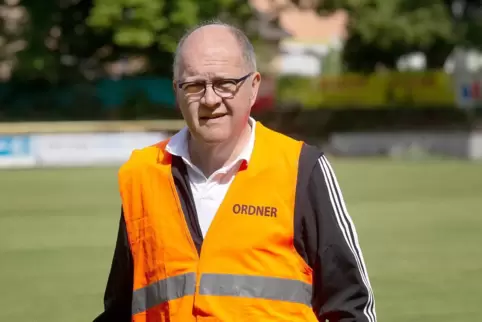Lebt in einer heilen Fußball-Welt: Roland Klaus mit Ordner-Weste. 