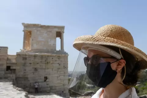 Eine Mitarbeiterin der Athener Akropolis trägt gleich beides: eine Stoffmaske und ein Visier. 