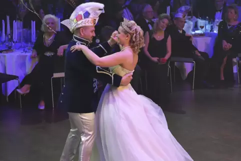 Da war noch alles gut: Prinzessin Maren-Michel I. und Prinz Naro I. tanzen beim Weißen Ball im Januar 2020. 