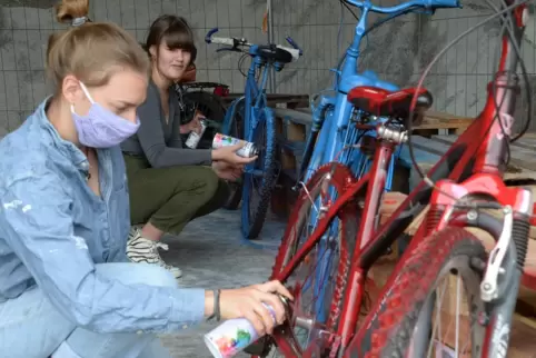 Ran an die Spraydose: Die verschönerten Räder sollen Lust aufs Stadtradeln machen. 