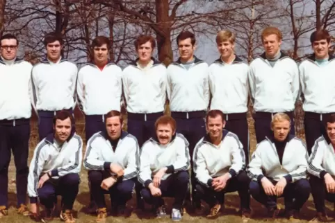 Die Meistermannschaft des SV Alsenborn im Jahr 1970: (stehend v. l.) Betreuer Hans Fuchs, Wolfgang Röhring, Erwin Schwehm, Bernh