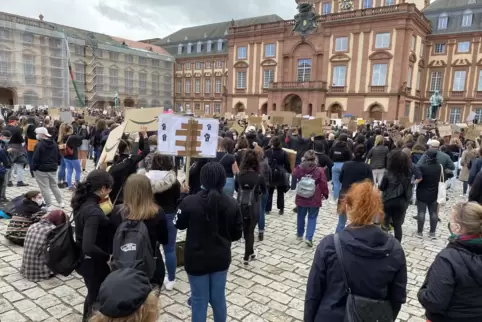 Tausende Menschen haben sich am Samstag in Mannheim versammelt, um gegen Rassismus zu demonstrieren.