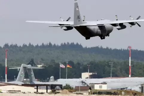 Eine Transportmaschine über der Air Base Ramstein. 