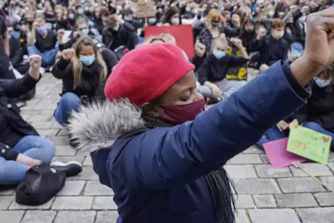 Eine Demonstrantin in Mannheim reckt ihre Faust in die Höhe. 