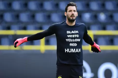 Protest beim Aufwärmen: Roman Bürki, Torwart von Borussia Dortmund. 