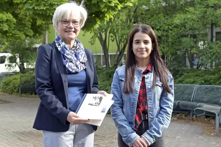 Barbara Kohlstruck verleiht der Schülerin Karlin Juki den Albert-Schweitzer-Preis.