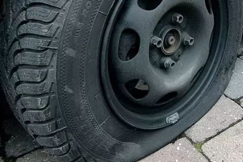 Insgesamt haben die Täter an dem im Winnweilerer Hainzenthal geparkten Fahrzeug (hier ein Symbolbild) vier Reifen beschädigt. Insgesamt haben die Täter an dem im Winnweilerer Hainzenthal geparkten Fahrzeug (hier ein Symbolbild) vier Reifen beschädigt.