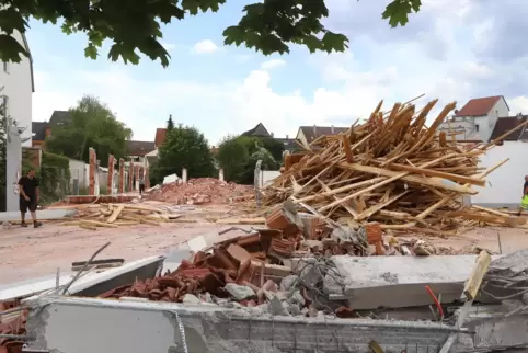 Da, wo am Ludwigsring bis vor wenigen Tagen der Lidl-Markt stand, finden sich nur noch Trümmer. 