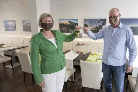 Sybille und Mathias Lauterbach reichen das Frühstück auf einer Etagere. 