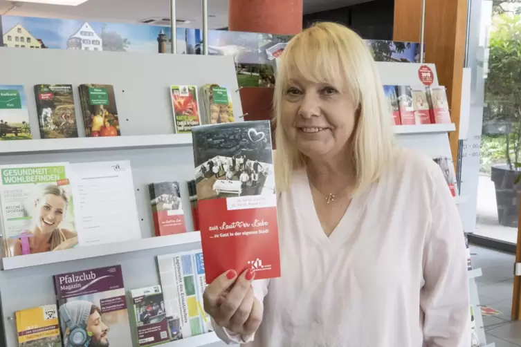 Julia Blickmann wirbt mit dem Flyer f&uuml;r ein Wochenende im Hotel. 