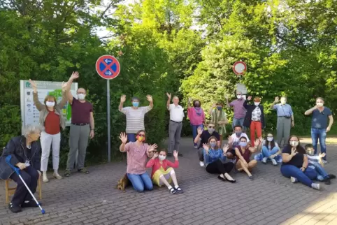 Mitglieder des Rockenhausener Freundeskreises haben sich an der Donnersberghalle getroffen, um einen Fotogruß in die französisch Mitglieder des Rockenhausener Freundeskreises haben sich an der Donnersberghalle getroffen, um einen Fotogruß in die französisch