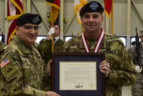 General Frederick Hodges (rechts) bei seiner Verabschiedung als Kommandeur der US-Armee in Europa, Ende 2017.