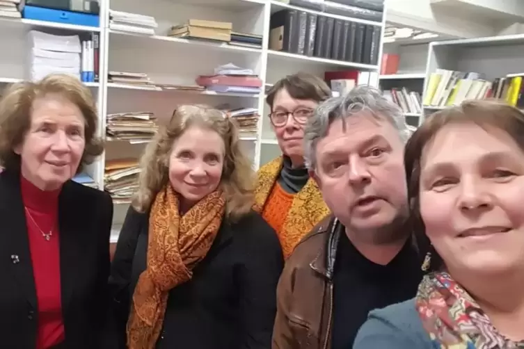 Selfie mit Beate Klarsfeld (li.). Zu sehen ist die deutsch-französische Journalistin in dieser Aufnahme, die beim Besuch der Amn