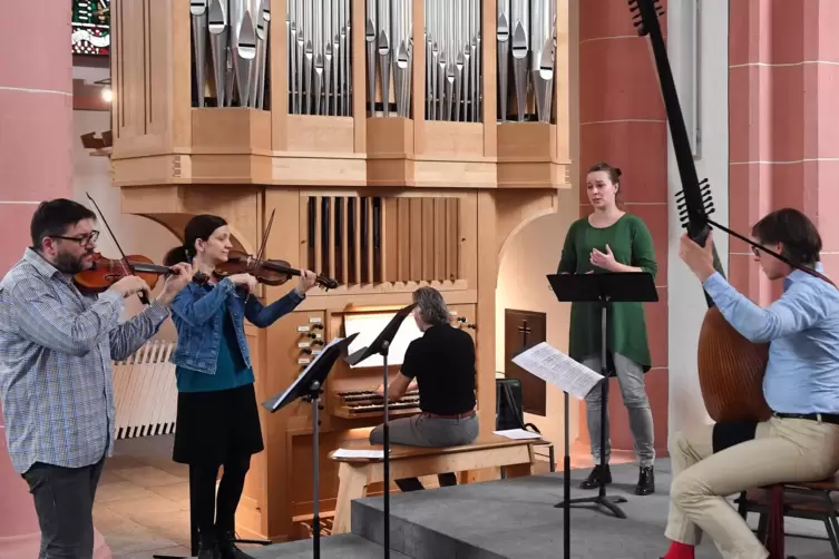 Probe in der Stiftskirche: Simon Reichert an der Orgel mit den Ausnahme-Solisten Cosimo Stawiarski und Katharina Heutjer, Violin