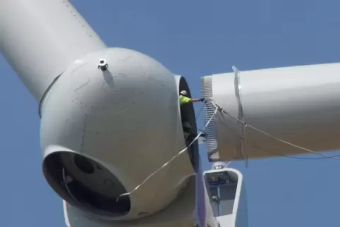 Arbeiten in luftiger Höhe: Arbeiter beim Montieren der Rotorblätter im Mai 2019.